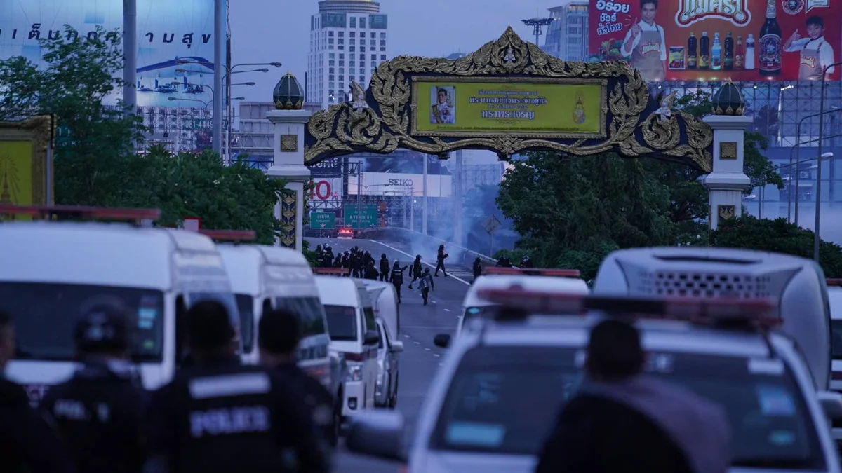 ภาพชุดแยกดินแดงเดือด! ม็อบปะทะตำรวจวุ่น