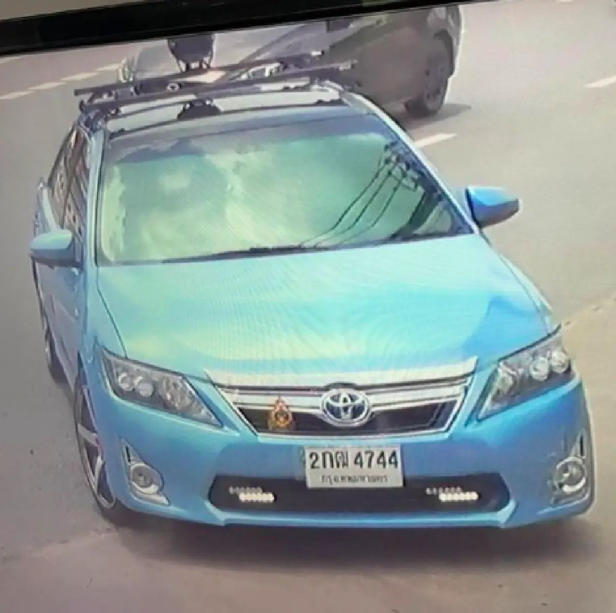 คู่กรณี "ไวท์ ณวัชร์" ยังกร่าง! ด่าคนไปทั่วหลังก่อเหตุขับรถปาดหน้า ต่อยพ่อ-ตบแม่กลางถนน