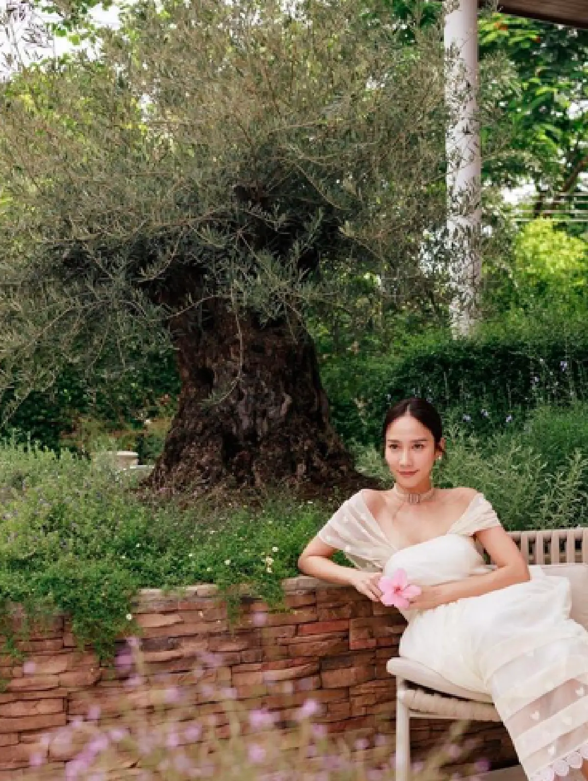 ส่องภาพสวนของ “อั้ม พัชราภา” ในสไตล์อังกฤษนีโอคลาสสิกสุดหรูหรา และร่มรื่นมาก 