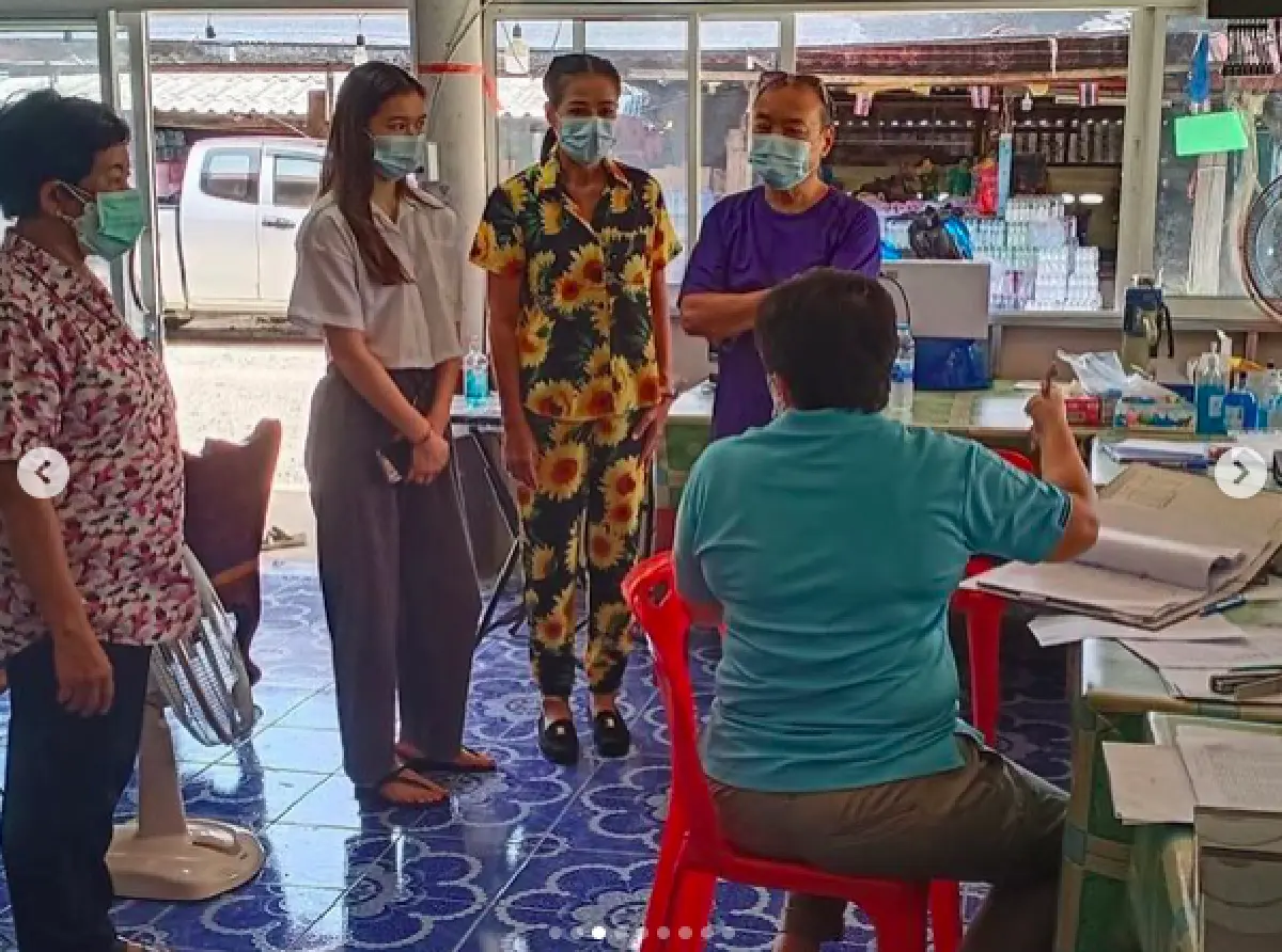 “กบ ปภัสสรา” พาลูกสาว “น้องเหนือ” และสามีลงพื้นที่ดู รพ.สนาม ที่ได้ร่วมสร้างไว้  