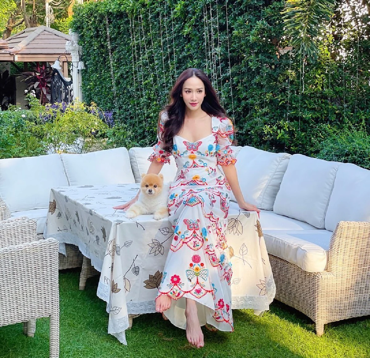 ส่องภาพสวนของ “อั้ม พัชราภา” ในสไตล์อังกฤษนีโอคลาสสิกสุดหรูหรา และร่มรื่นมาก 