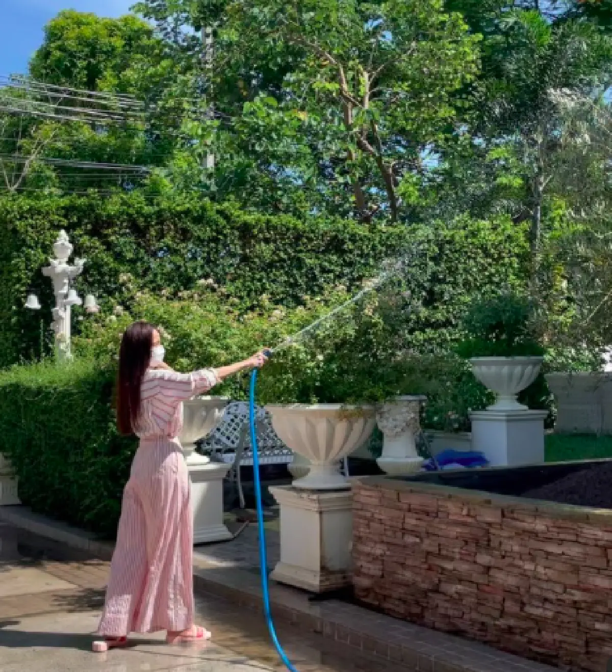 ส่องภาพสวนของ “อั้ม พัชราภา” ในสไตล์อังกฤษนีโอคลาสสิกสุดหรูหรา และร่มรื่นมาก 