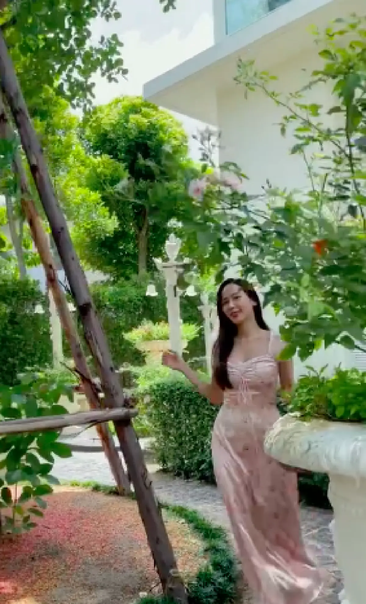 ส่องภาพสวนของ “อั้ม พัชราภา” ในสไตล์อังกฤษนีโอคลาสสิกสุดหรูหรา และร่มรื่นมาก 