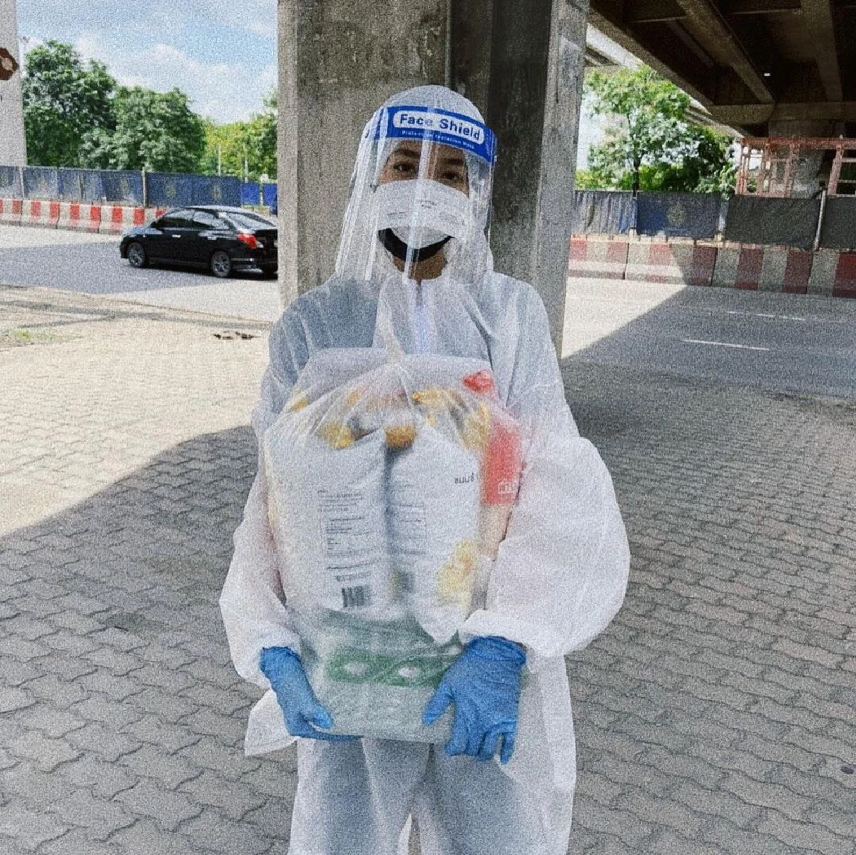 "มิน พีชญา" จัดเต็มมอบถุงยังชีพช่วยเหลือคนไร้บ้านที่เดือดร้อนด้วยตนเอง