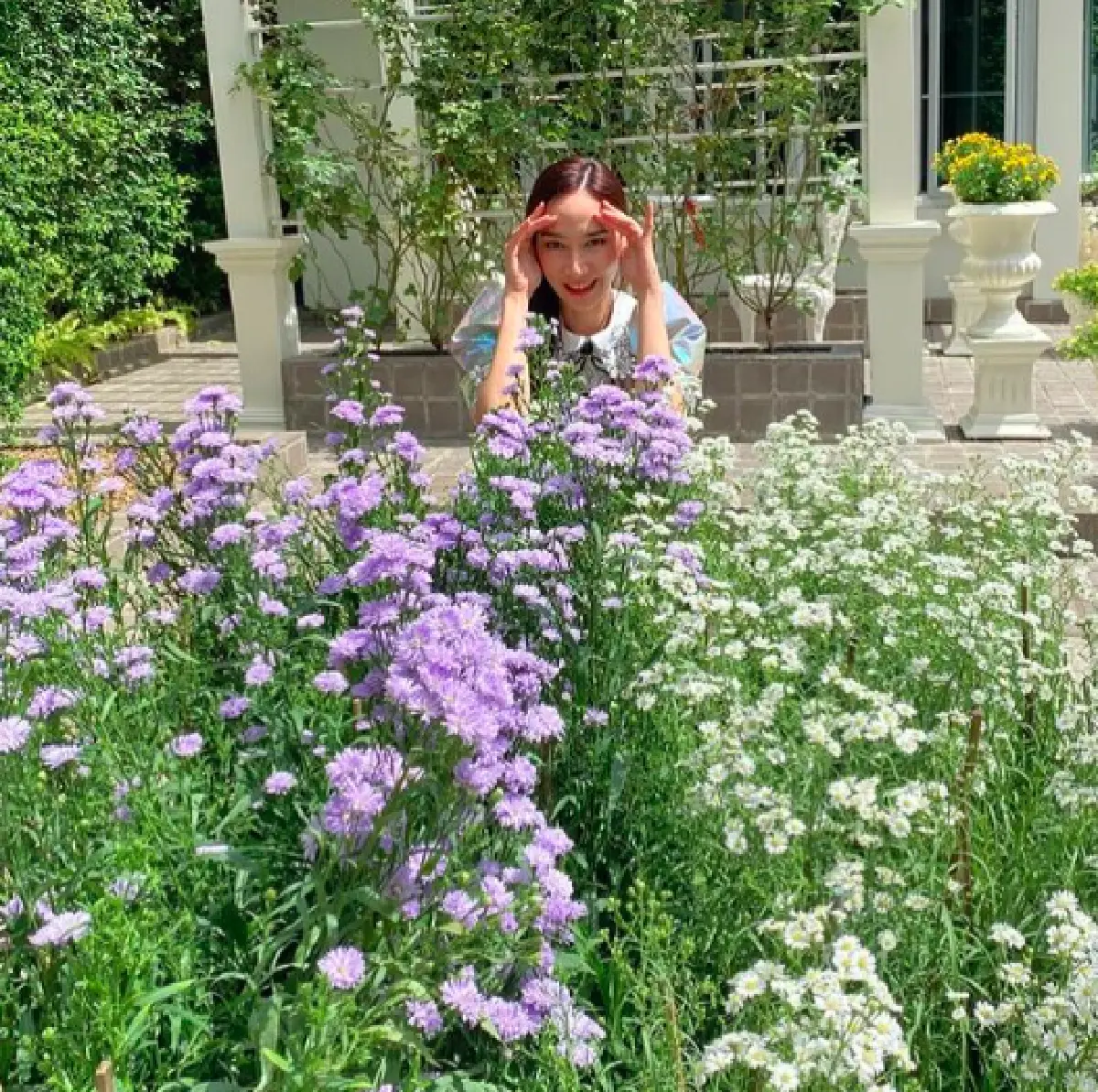 ส่องภาพสวนของ “อั้ม พัชราภา” ในสไตล์อังกฤษนีโอคลาสสิกสุดหรูหรา และร่มรื่นมาก 