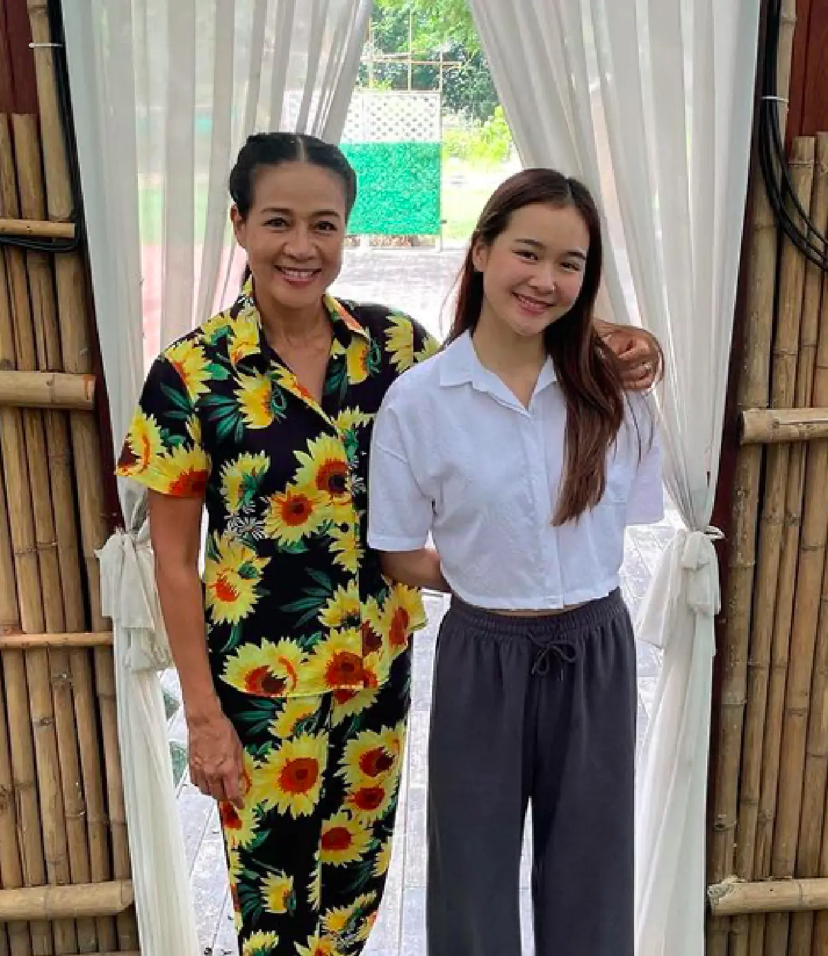 “กบ ปภัสสรา” พาลูกสาว “น้องเหนือ” และสามีลงพื้นที่ดู รพ.สนาม ที่ได้ร่วมสร้างไว้  