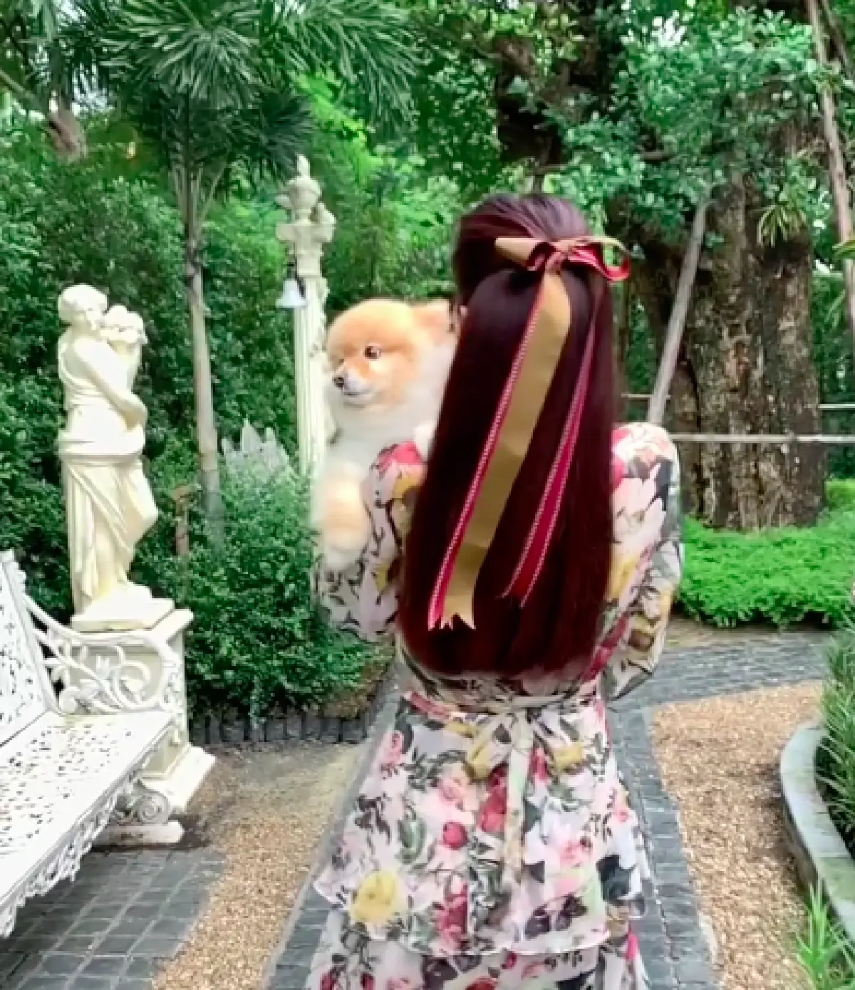 ส่องภาพสวนของ “อั้ม พัชราภา” ในสไตล์อังกฤษนีโอคลาสสิกสุดหรูหรา และร่มรื่นมาก 