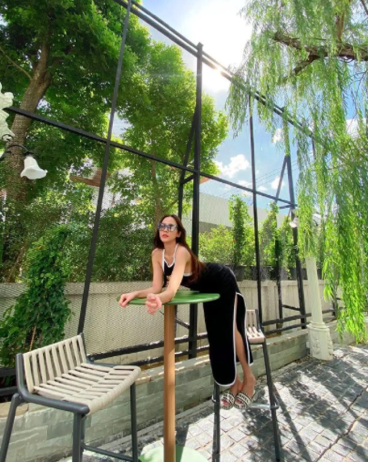 ส่องภาพสวนของ “อั้ม พัชราภา” ในสไตล์อังกฤษนีโอคลาสสิกสุดหรูหรา และร่มรื่นมาก 