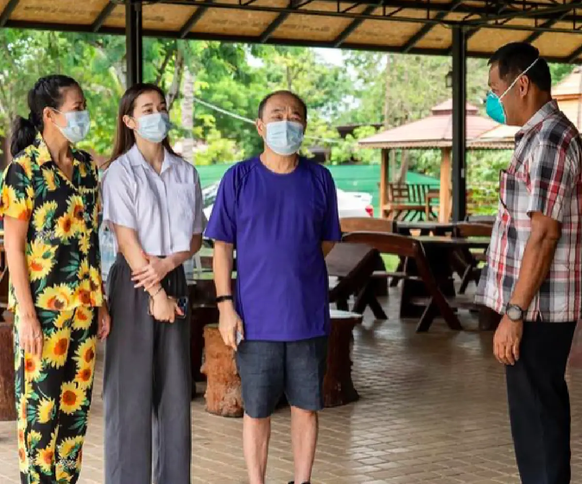 “กบ ปภัสสรา” พาลูกสาว “น้องเหนือ” และสามีลงพื้นที่ดู รพ.สนาม ที่ได้ร่วมสร้างไว้  