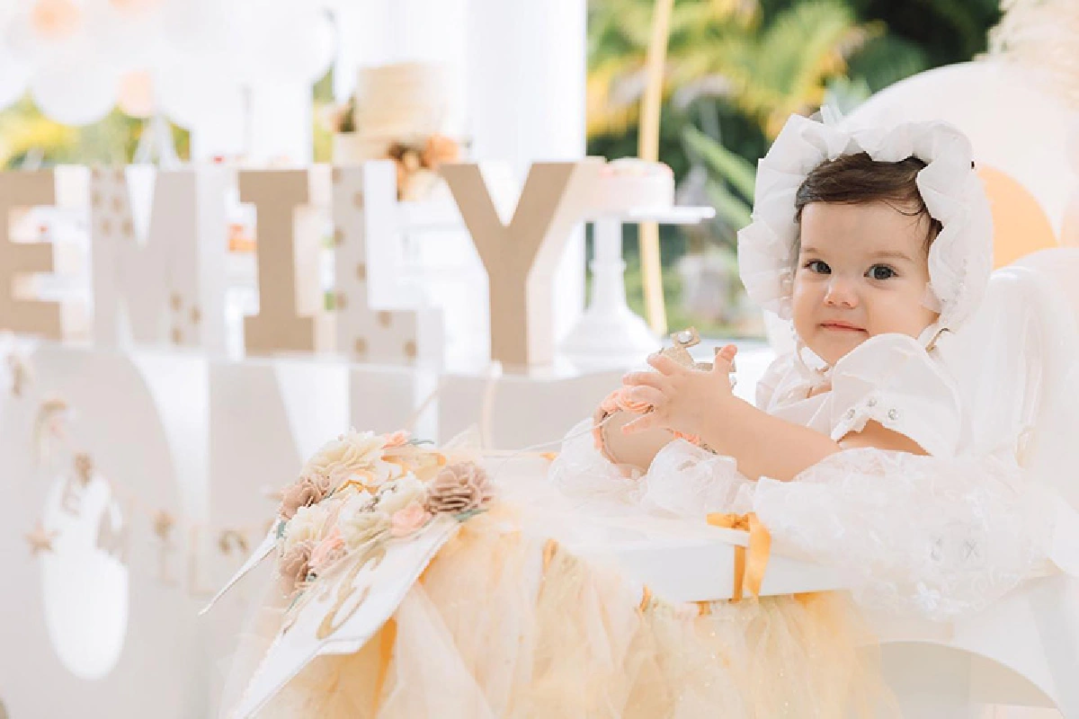 “ซาร่า” จัดปาร์ตี้เล็กๆ ฉลองวันเกิด 1 ขวบ ให้ “น้องเอมมิลี่” ที่ภูเก็ต