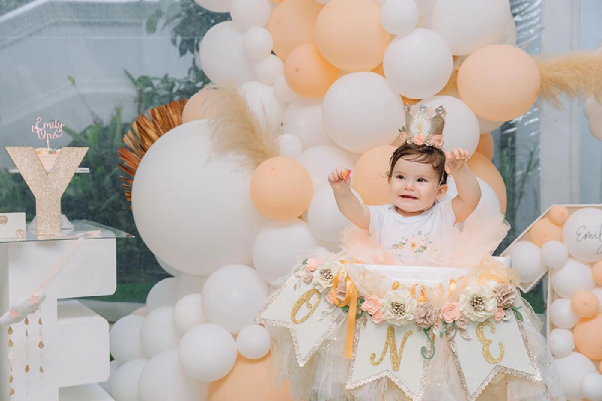 “ซาร่า” จัดปาร์ตี้เล็กๆ ฉลองวันเกิด 1 ขวบ ให้ “น้องเอมมิลี่” ที่ภูเก็ต