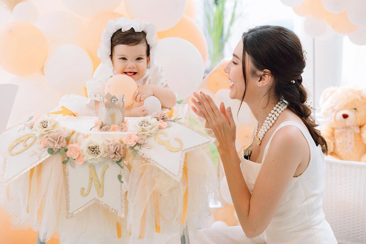 “ซาร่า” จัดปาร์ตี้เล็กๆ ฉลองวันเกิด 1 ขวบ ให้ “น้องเอมมิลี่” ที่ภูเก็ต
