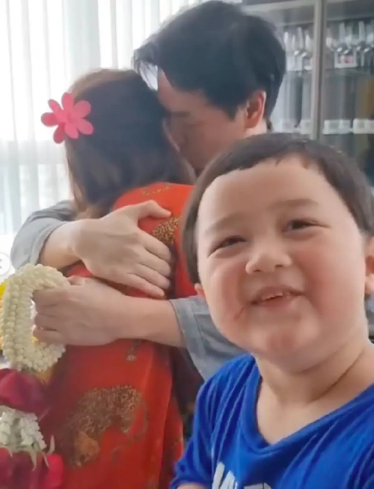 “ชมพู่” มอบพวงมาลัยให้ “น็อต” วันเกิด พ่อหอมฟอดใหญ่กลับรัวๆ