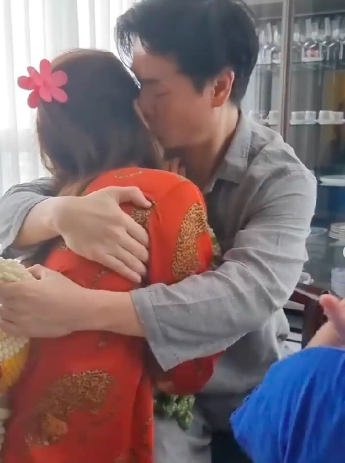 “ชมพู่” มอบพวงมาลัยให้ “น็อต” วันเกิด พ่อหอมฟอดใหญ่กลับรัวๆ