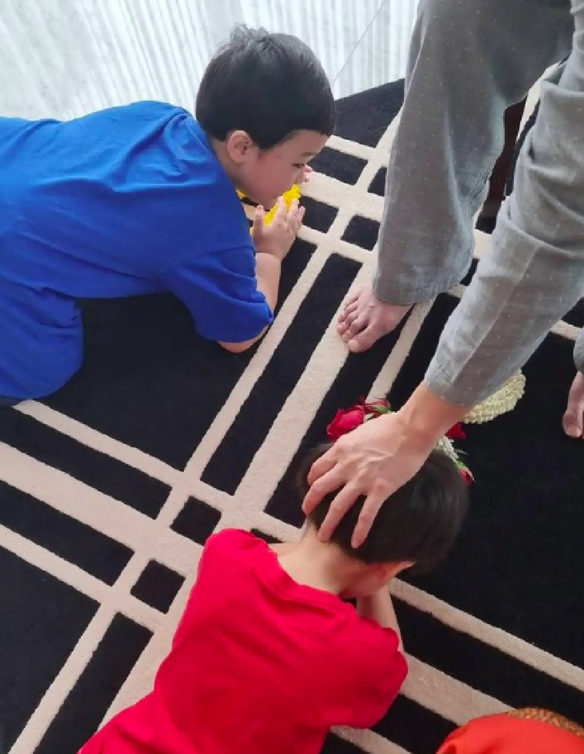 “ชมพู่” มอบพวงมาลัยให้ “น็อต” วันเกิด พ่อหอมฟอดใหญ่กลับรัวๆ