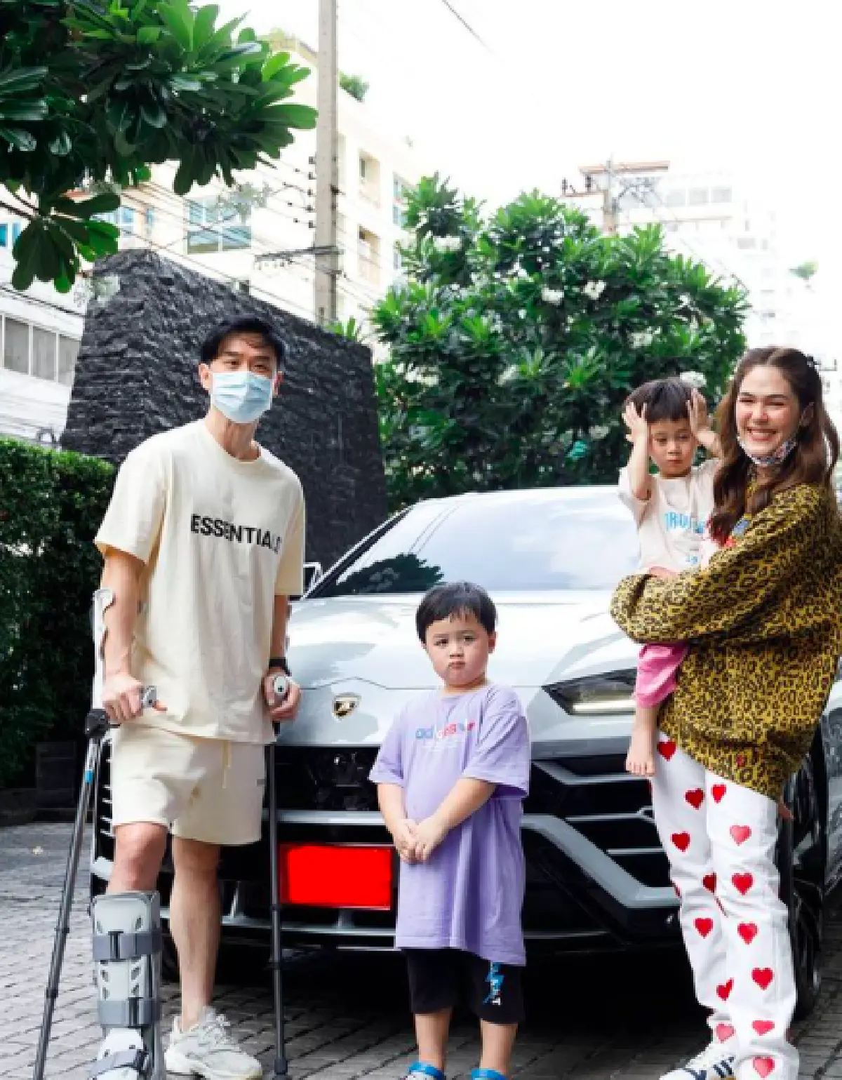 “ชมพู่” มอบพวงมาลัยให้ “น็อต” วันเกิด พ่อหอมฟอดใหญ่กลับรัวๆ