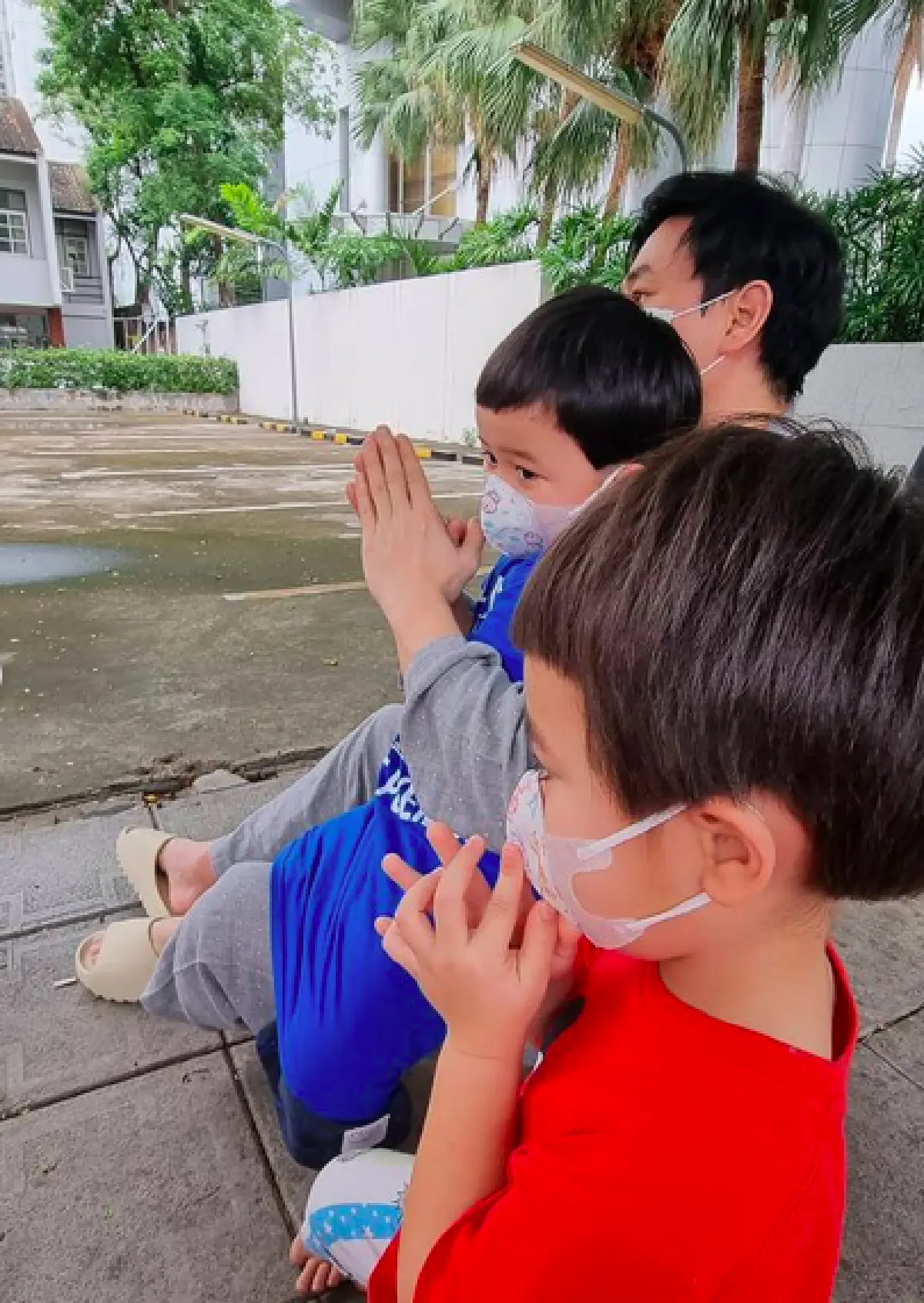 “ชมพู่” มอบพวงมาลัยให้ “น็อต” วันเกิด พ่อหอมฟอดใหญ่กลับรัวๆ