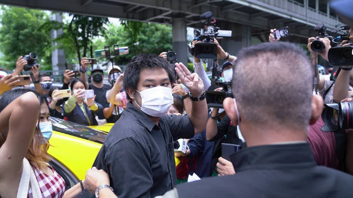 "เพนกวิน-ณัฐชนน" มอบตัวสตช. ฝากมวลชนไล่ประยุทธ์ต่อ