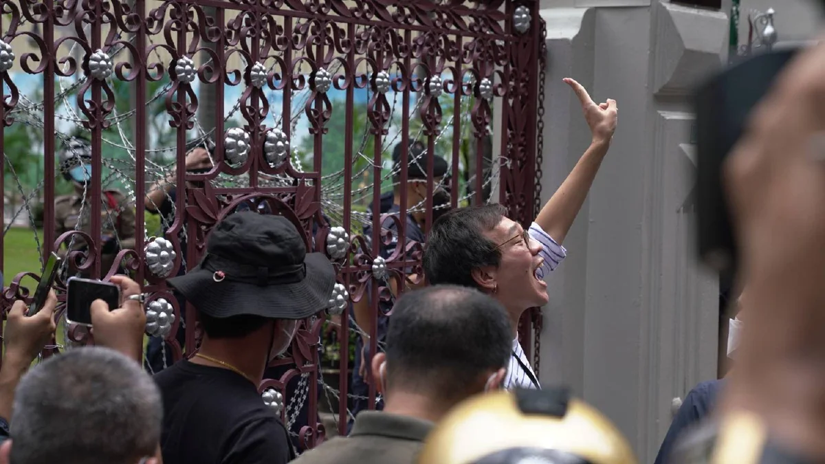 "เพนกวิน-ณัฐชนน" มอบตัวสตช. ฝากมวลชนไล่ประยุทธ์ต่อ