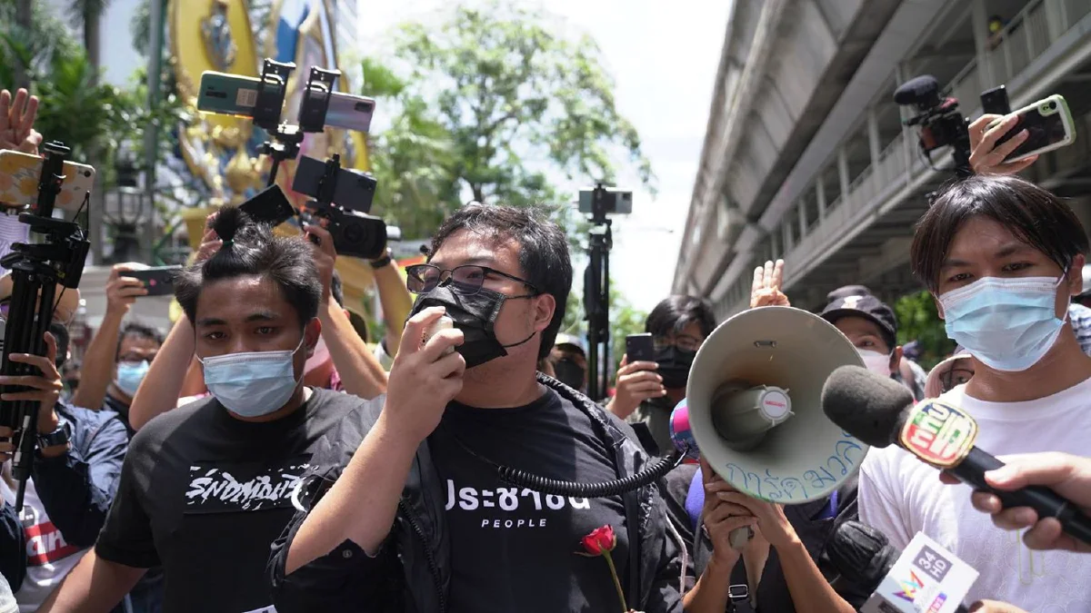 "เพนกวิน-ณัฐชนน" มอบตัวสตช. ฝากมวลชนไล่ประยุทธ์ต่อ