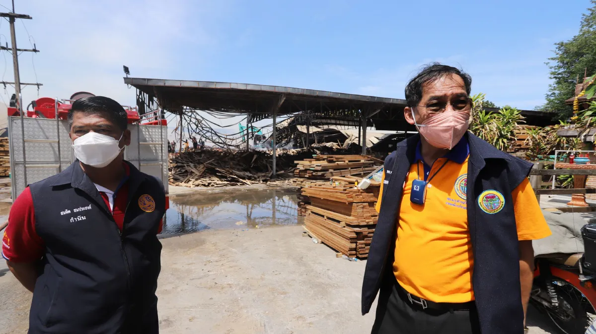 ประมวลภาพความเสียหายไฟไหม้รง.ไม้สักแปรรูปกลางเมืองปทุมฯ