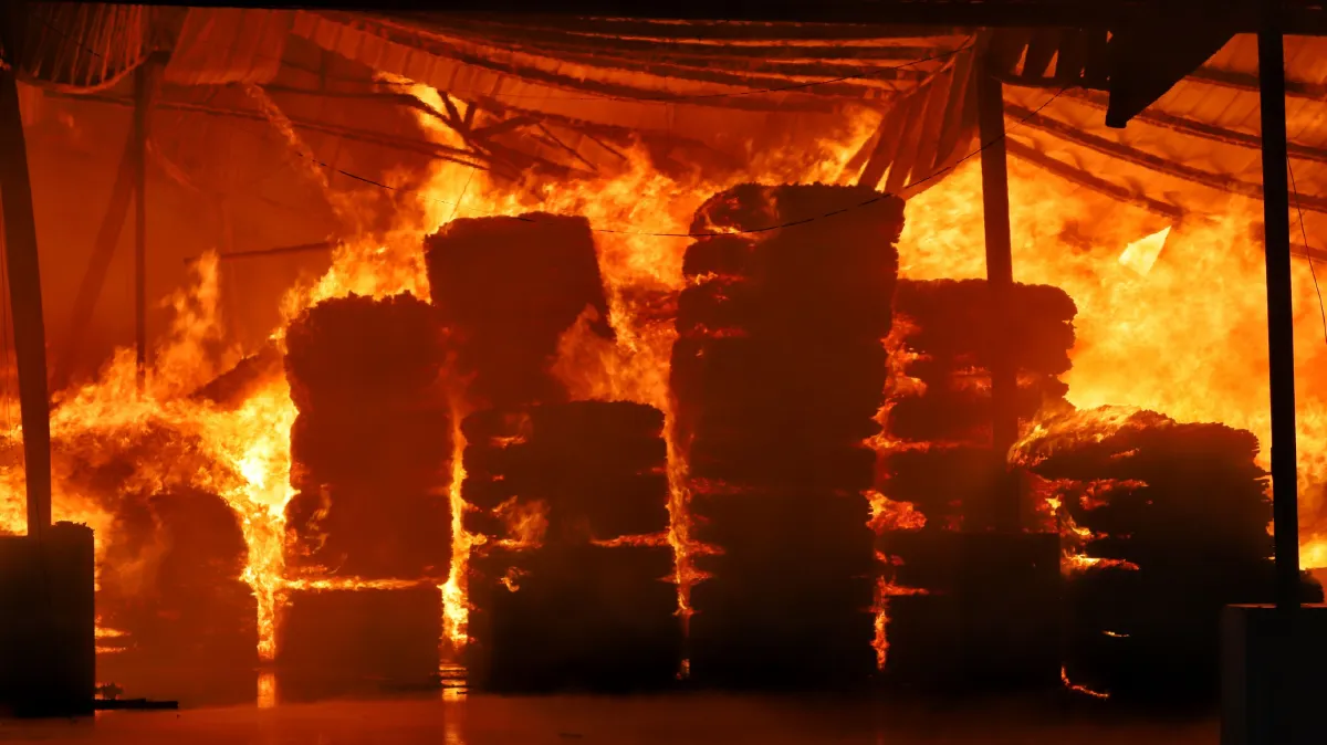 ประมวลภาพความเสียหายไฟไหม้รง.ไม้สักแปรรูปกลางเมืองปทุมฯ