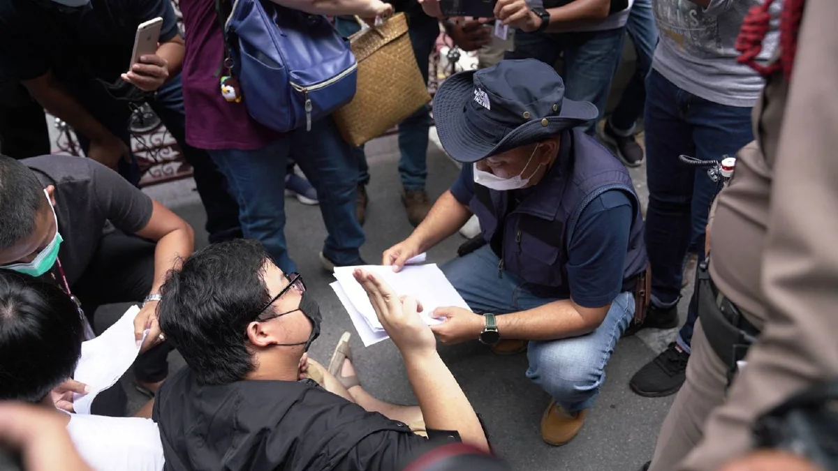 "เพนกวิน-ณัฐชนน" มอบตัวสตช. ฝากมวลชนไล่ประยุทธ์ต่อ