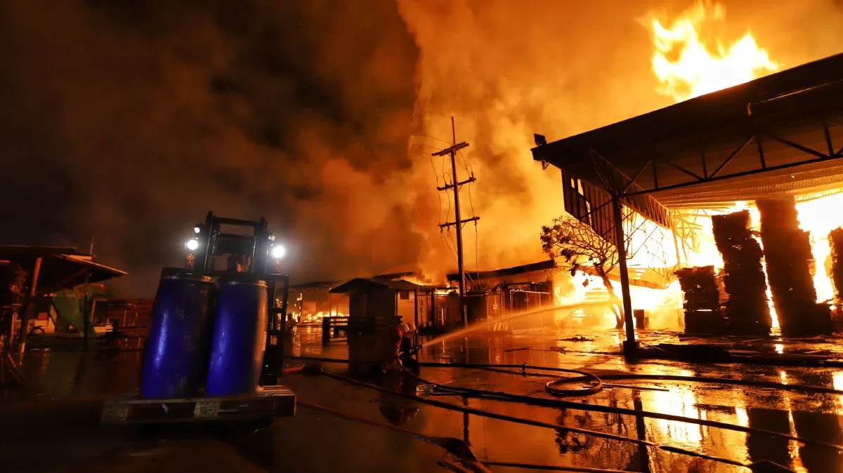 ประมวลภาพความเสียหายไฟไหม้รง.ไม้สักแปรรูปกลางเมืองปทุมฯ