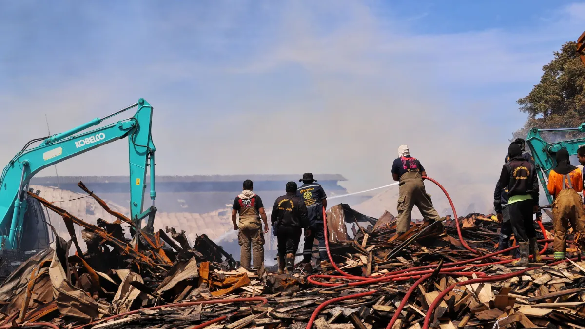ประมวลภาพความเสียหายไฟไหม้รง.ไม้สักแปรรูปกลางเมืองปทุมฯ