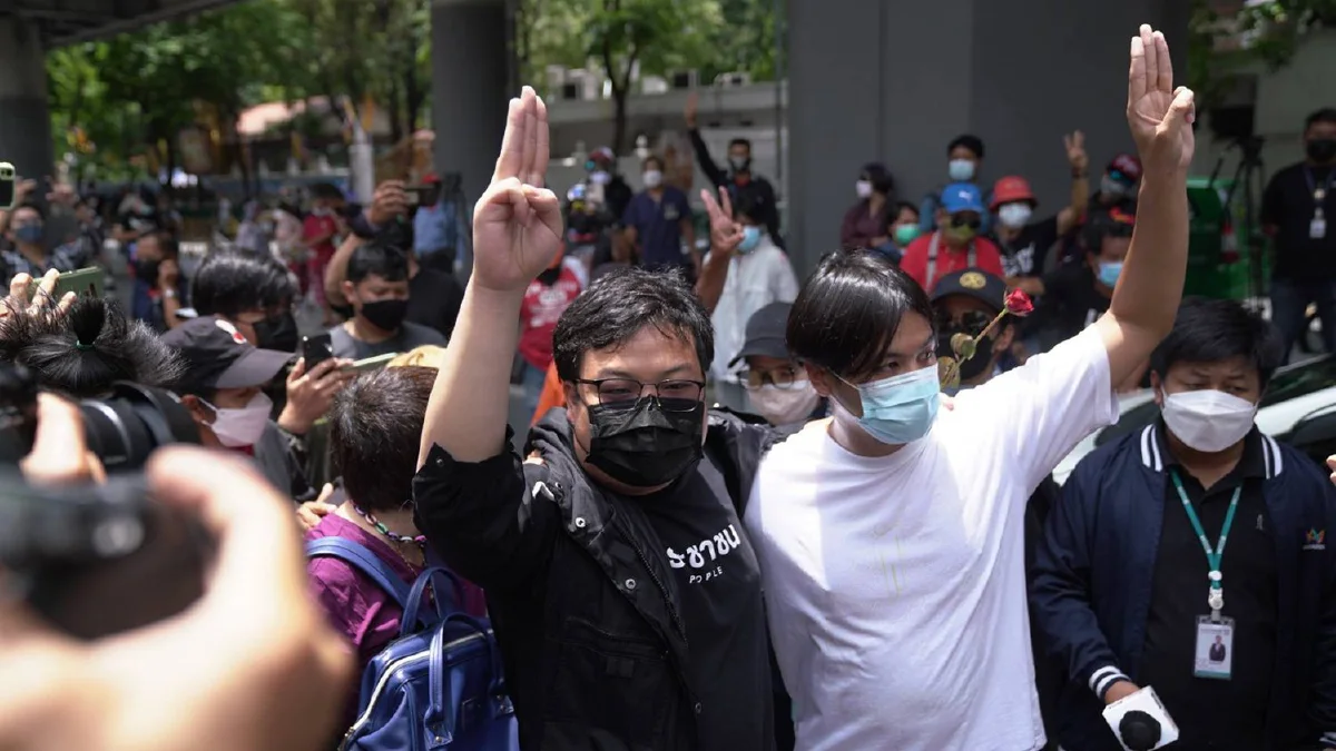 "เพนกวิน-ณัฐชนน" มอบตัวสตช. ฝากมวลชนไล่ประยุทธ์ต่อ