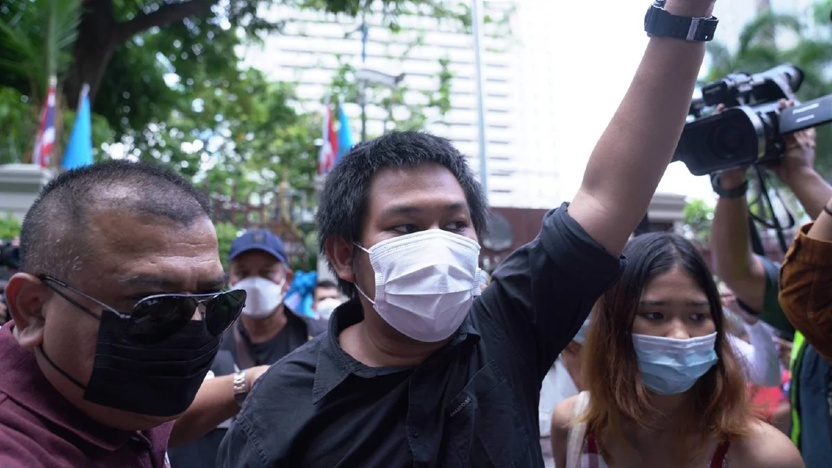 "เพนกวิน-ณัฐชนน" มอบตัวสตช. ฝากมวลชนไล่ประยุทธ์ต่อ