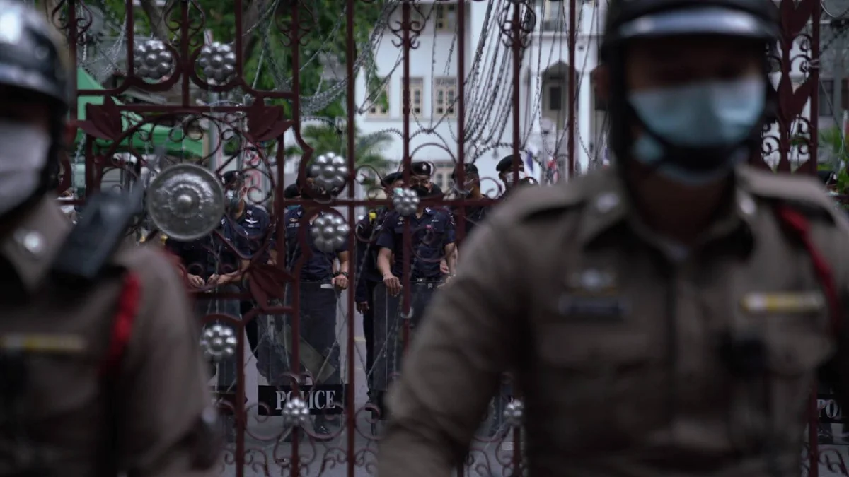 "เพนกวิน-ณัฐชนน" มอบตัวสตช. ฝากมวลชนไล่ประยุทธ์ต่อ