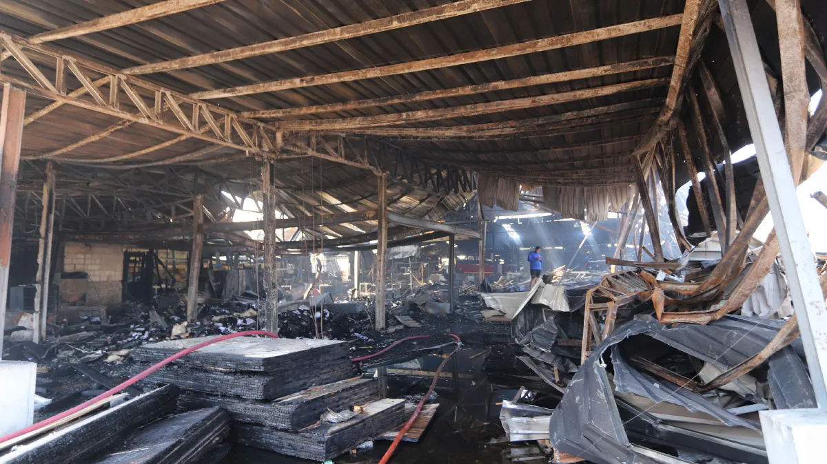 ประมวลภาพความเสียหายไฟไหม้รง.ไม้สักแปรรูปกลางเมืองปทุมฯ