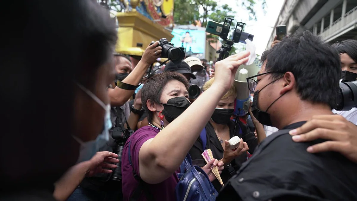 "เพนกวิน-ณัฐชนน" มอบตัวสตช. ฝากมวลชนไล่ประยุทธ์ต่อ