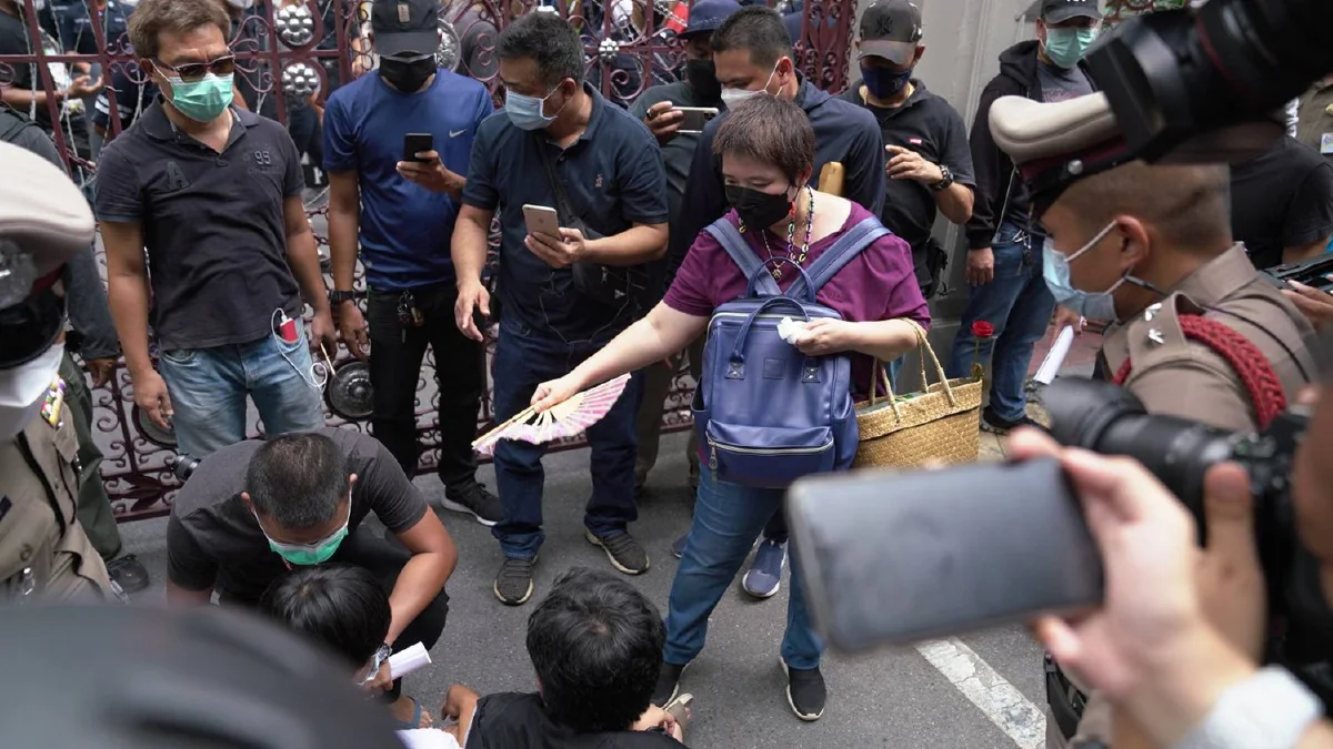 "เพนกวิน-ณัฐชนน" มอบตัวสตช. ฝากมวลชนไล่ประยุทธ์ต่อ