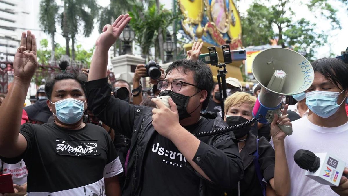 "เพนกวิน-ณัฐชนน" มอบตัวสตช. ฝากมวลชนไล่ประยุทธ์ต่อ