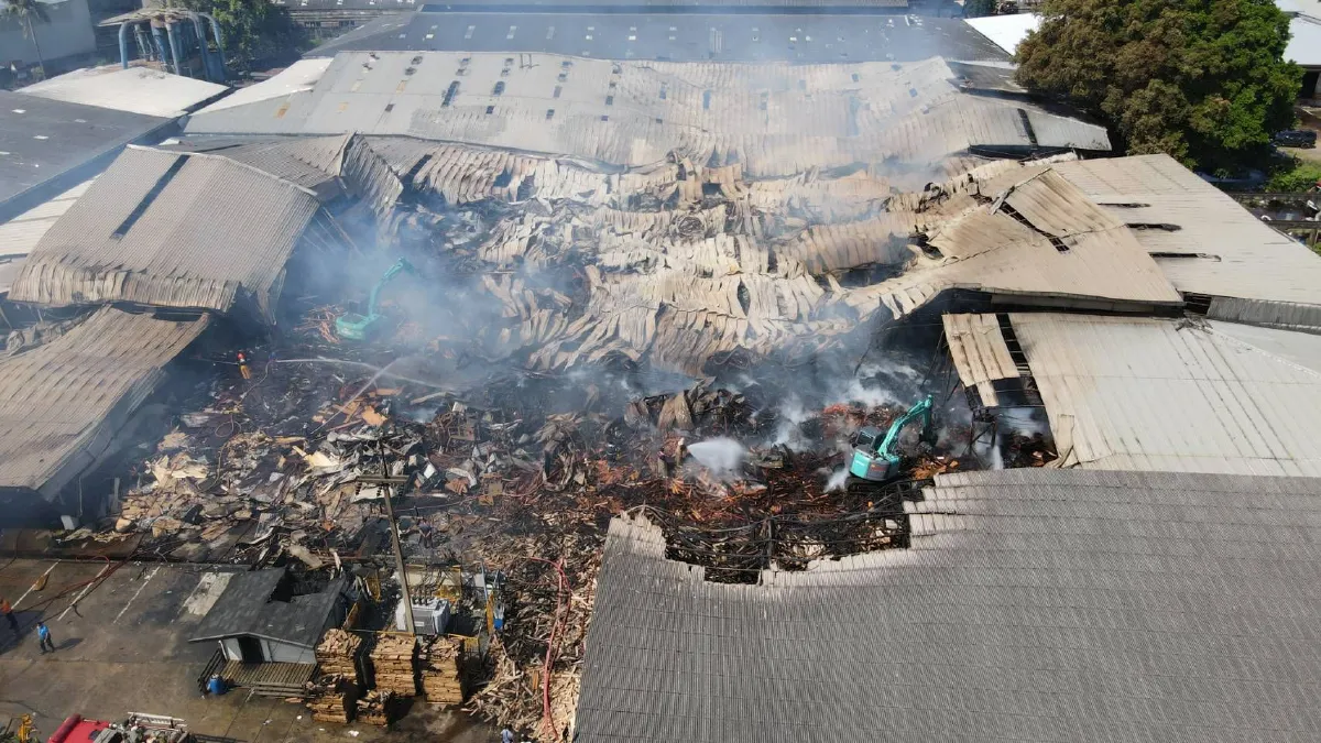 ประมวลภาพความเสียหายไฟไหม้รง.ไม้สักแปรรูปกลางเมืองปทุมฯ