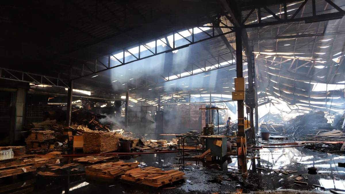 ประมวลภาพความเสียหายไฟไหม้รง.ไม้สักแปรรูปกลางเมืองปทุมฯ