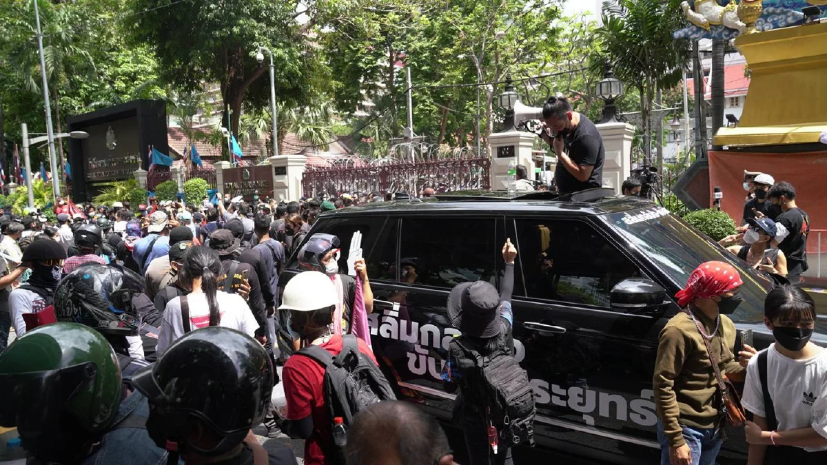 "เพนกวิน-ณัฐชนน" มอบตัวสตช. ฝากมวลชนไล่ประยุทธ์ต่อ