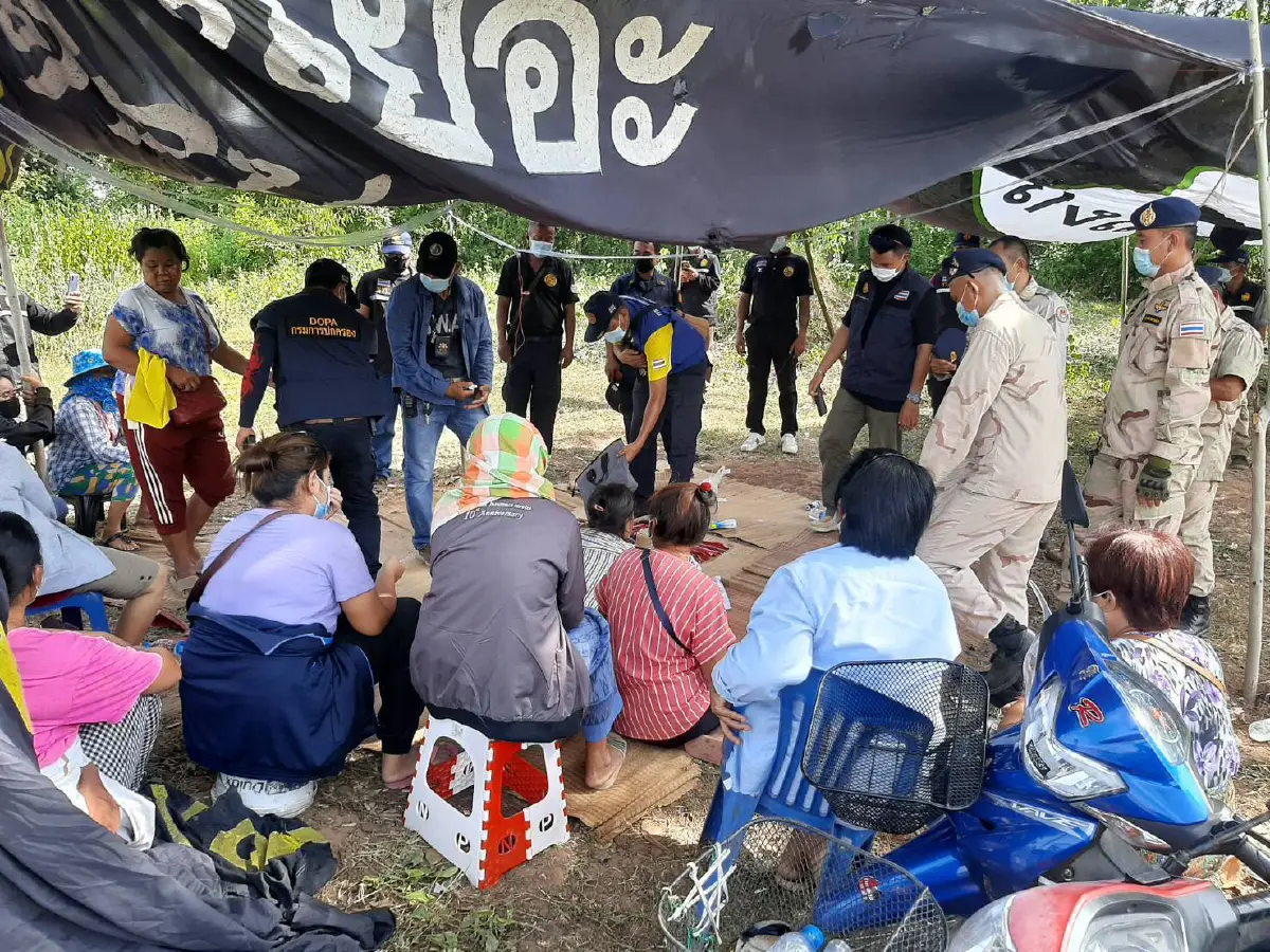 บุกจับเซียนพนันวัยเก๋าคาป่าละเมาะล้อมวงเล่นไฮโลโต้รุ่ง