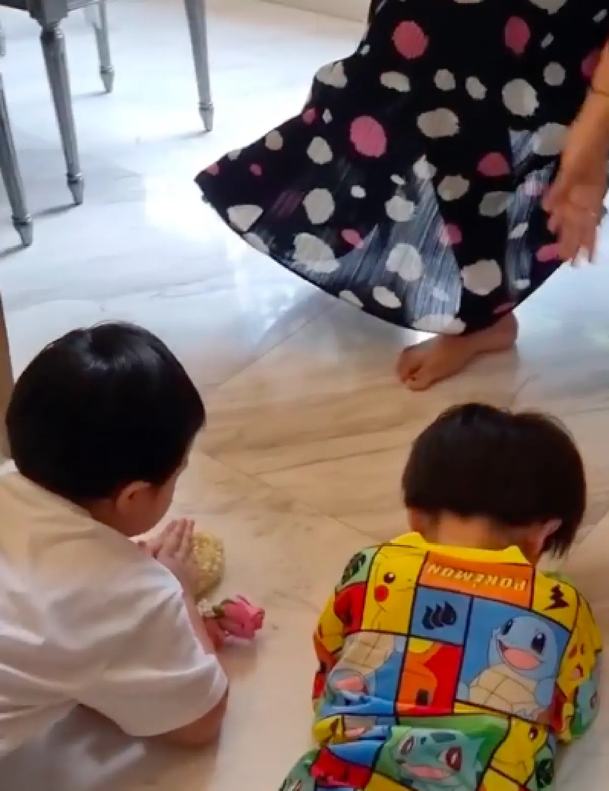 “ชมพู่ อารยา” พา “สายฟ้า-พายุ” ฉลองวันเกิดคุณยาย อายุครบ 66 ปี อย่างอบอุ่น