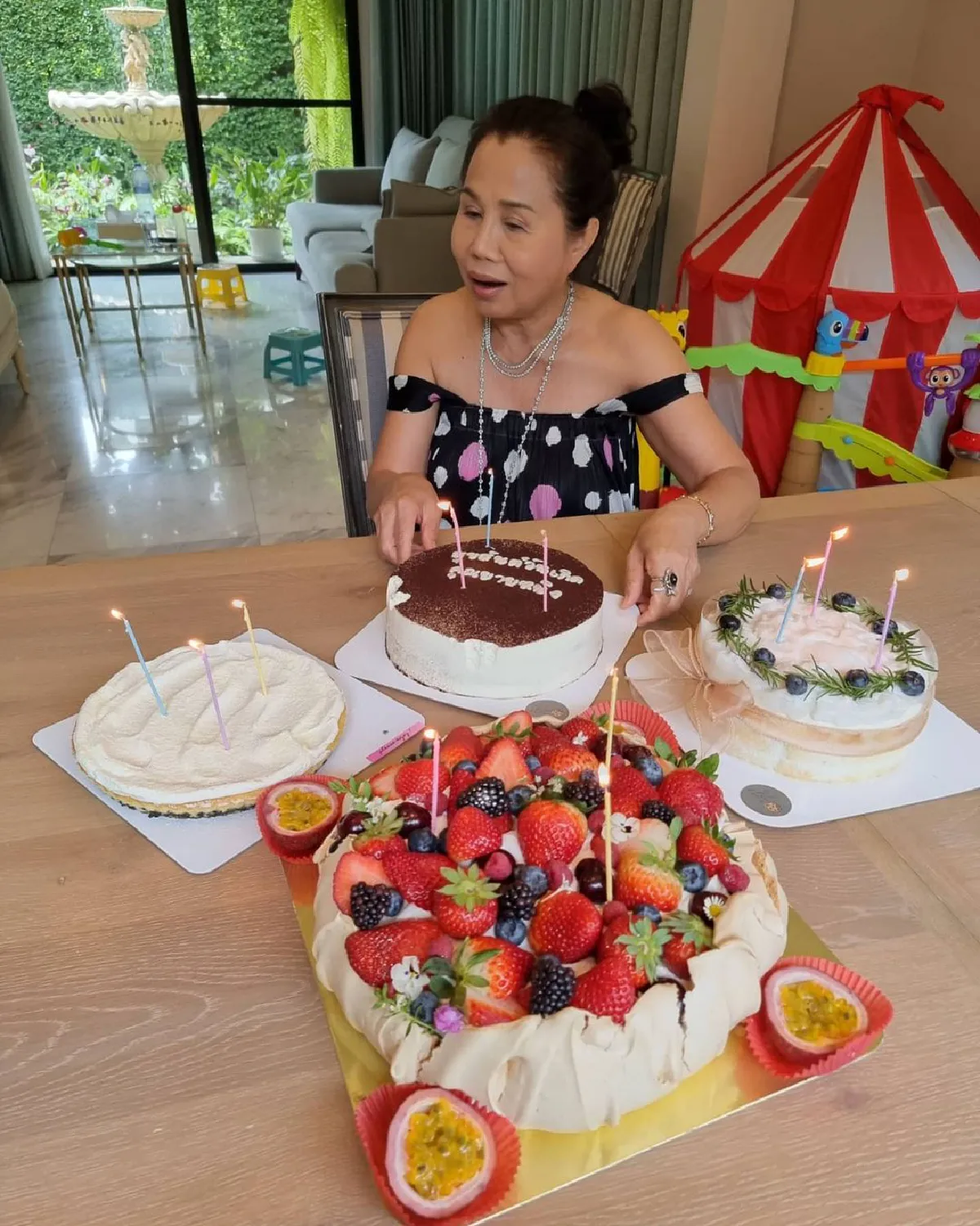 “ชมพู่ อารยา” พา “สายฟ้า-พายุ” ฉลองวันเกิดคุณยาย อายุครบ 66 ปี อย่างอบอุ่น