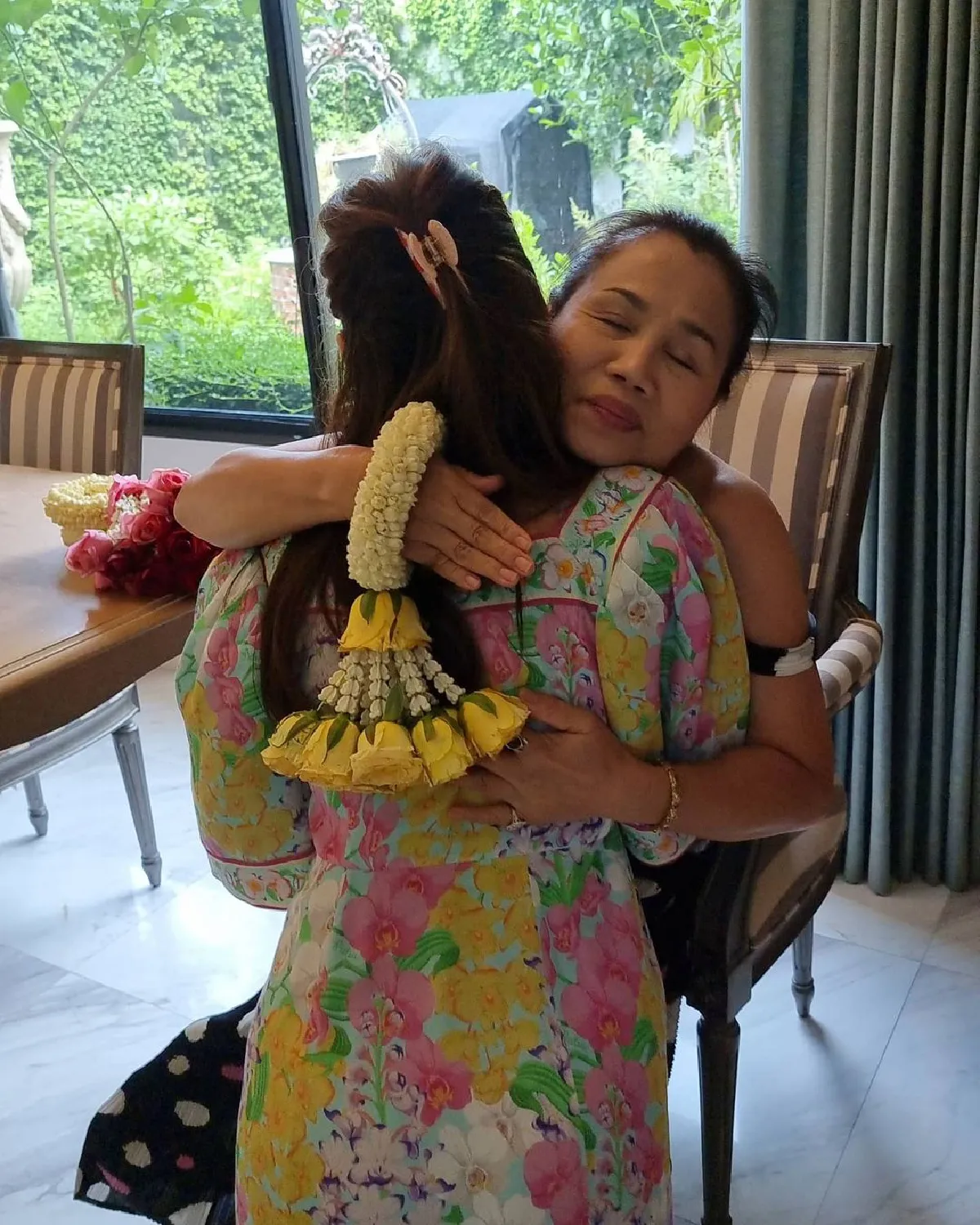 “ชมพู่ อารยา” พา “สายฟ้า-พายุ” ฉลองวันเกิดคุณยาย อายุครบ 66 ปี อย่างอบอุ่น