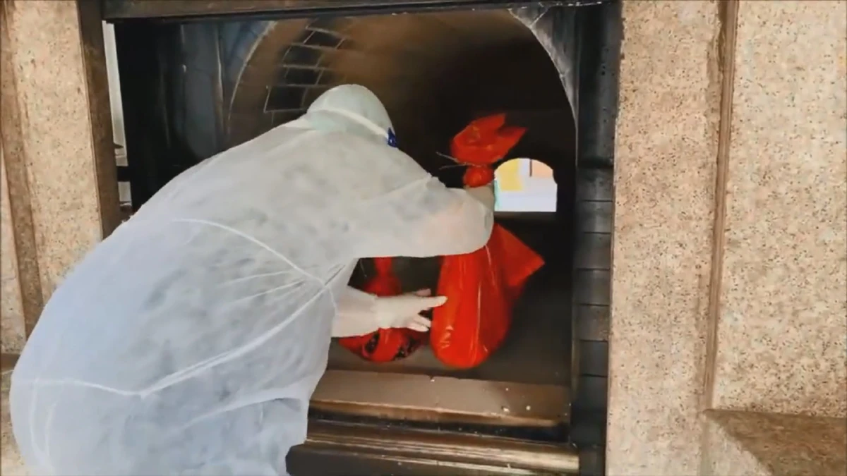 สัปเหร่อพระ!"หลวงพี่ตู่"สวมชุด PPE เผาศพทารกติดโควิด