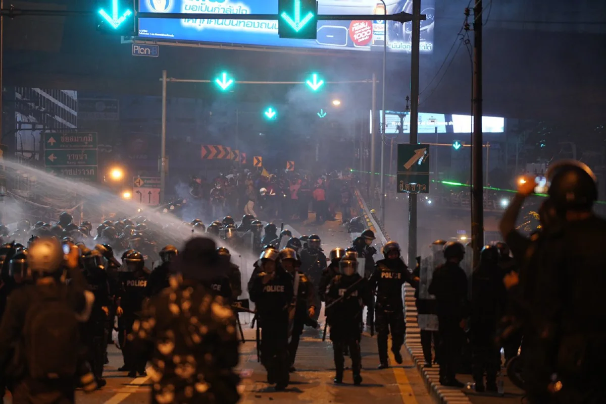 ดินแดงยังเดือด! ม็อบบางส่วนไม่ยอมยุติ ตร.ถูกยิง 1 นายด้วยกระสุนไม่ทราบชนิด