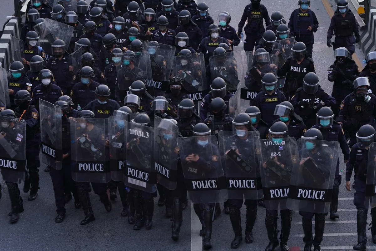 ดินแดงยังเดือด! ม็อบบางส่วนไม่ยอมยุติ ตร.ถูกยิง 1 นายด้วยกระสุนไม่ทราบชนิด