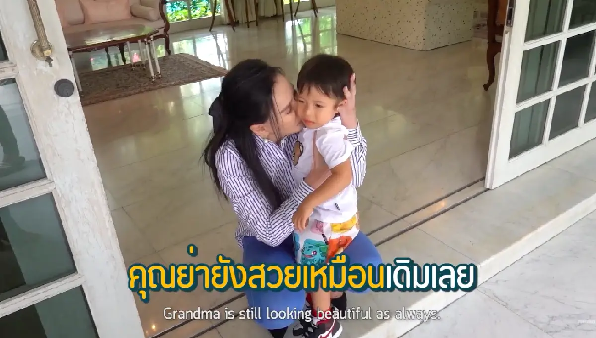 “ป๊อก-มาร์กี้” พา “มีก้า-มีญ่า” บุกบ้าน “ย่าปุ๊ก” หลังไม่เจอนานกว่า 5 เดือน