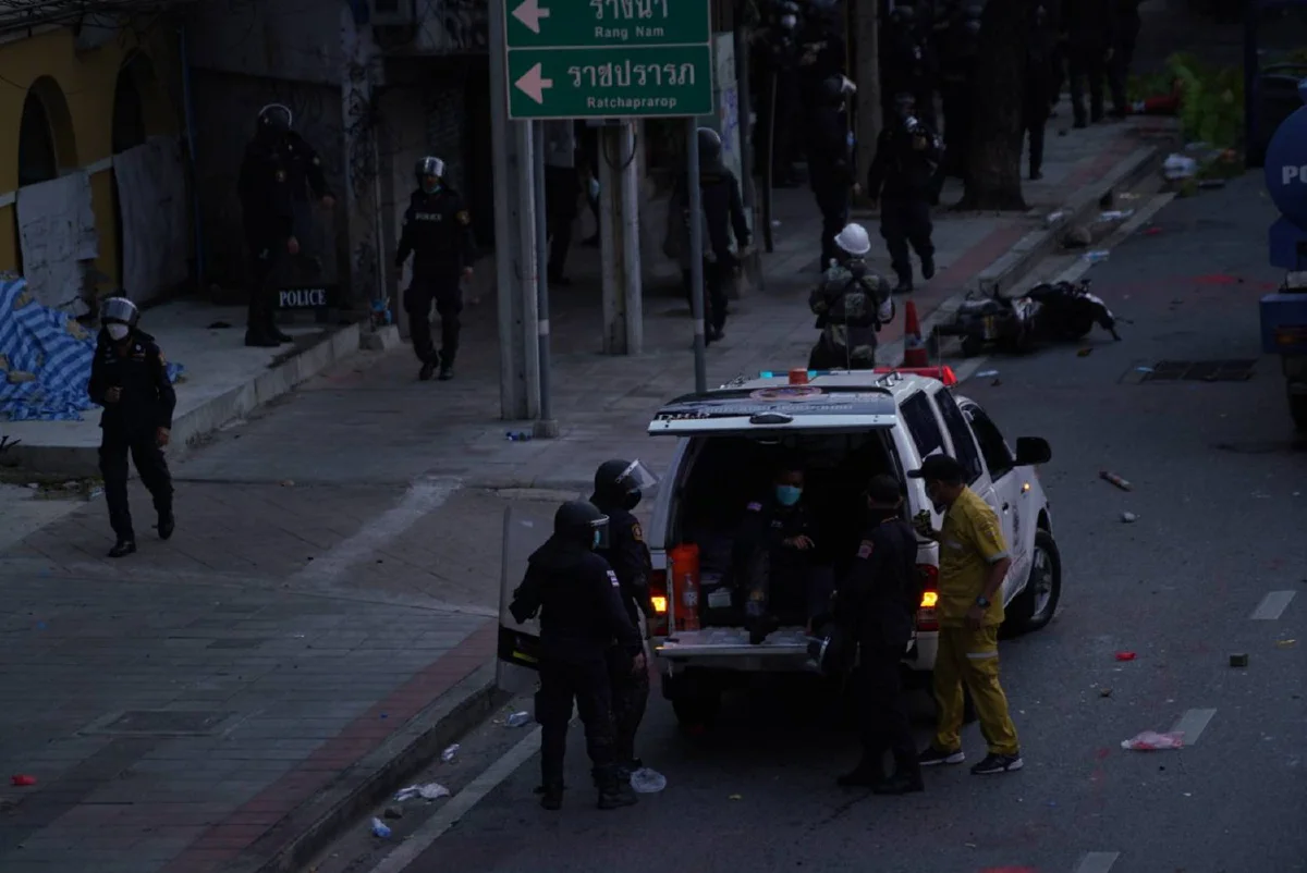 ดินแดงยังเดือด! ม็อบบางส่วนไม่ยอมยุติ ตร.ถูกยิง 1 นายด้วยกระสุนไม่ทราบชนิด