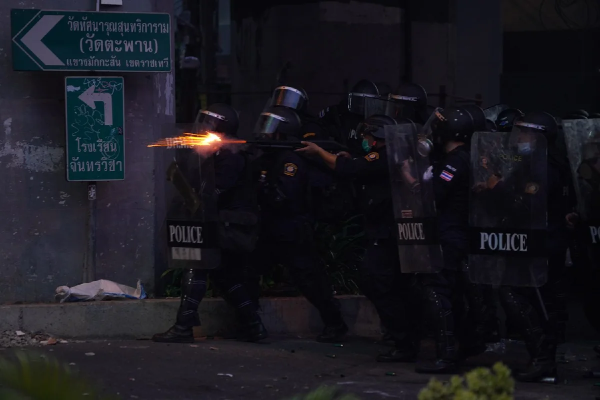 ดินแดงยังเดือด! ม็อบบางส่วนไม่ยอมยุติ ตร.ถูกยิง 1 นายด้วยกระสุนไม่ทราบชนิด