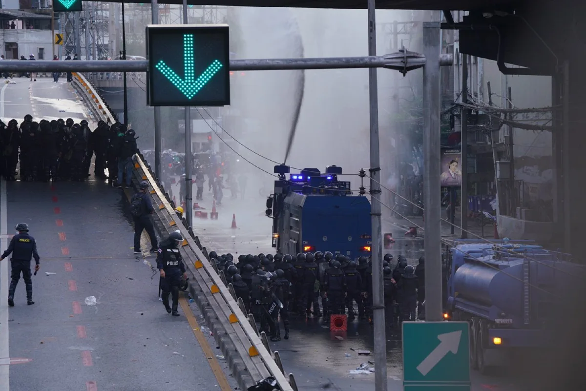 ดินแดงยังเดือด! ม็อบบางส่วนไม่ยอมยุติ ตร.ถูกยิง 1 นายด้วยกระสุนไม่ทราบชนิด